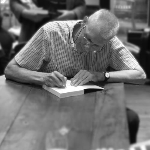 Willy Bogaerts signeert een boek